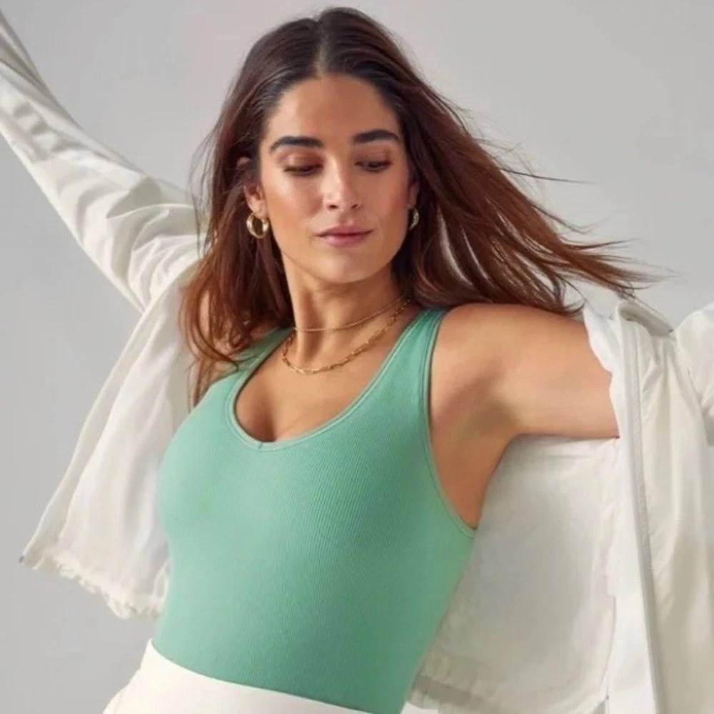 Athleta Aurora Tank Camisole Sage Green Ribbed V-Neck Seamless XS Activewear